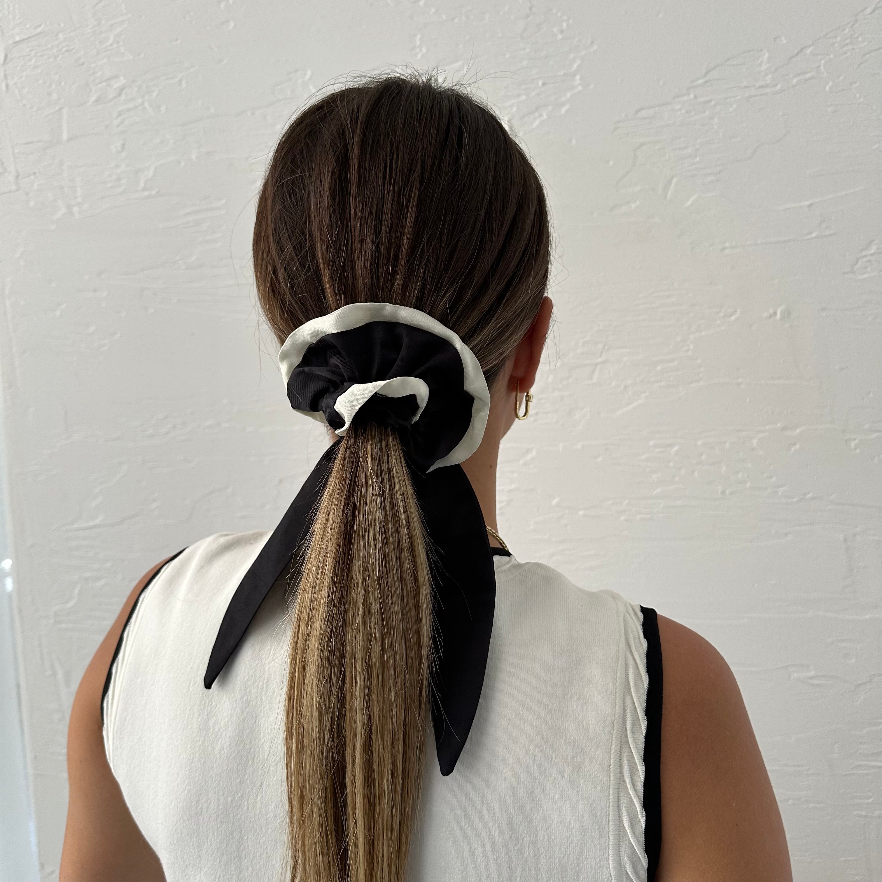 Siyah Beyaz Kurdelalı Lastik Toka